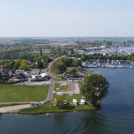 Zonnig Maasbommel. * Maasbommel
