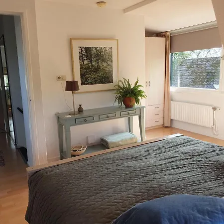 Zonnig Maasbommel. アパート