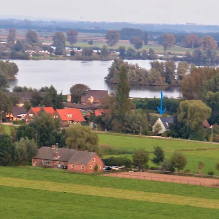 Zonnig Maasbommel. *