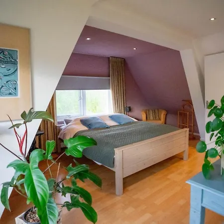 Zonnig Maasbommel. * Maasbommel