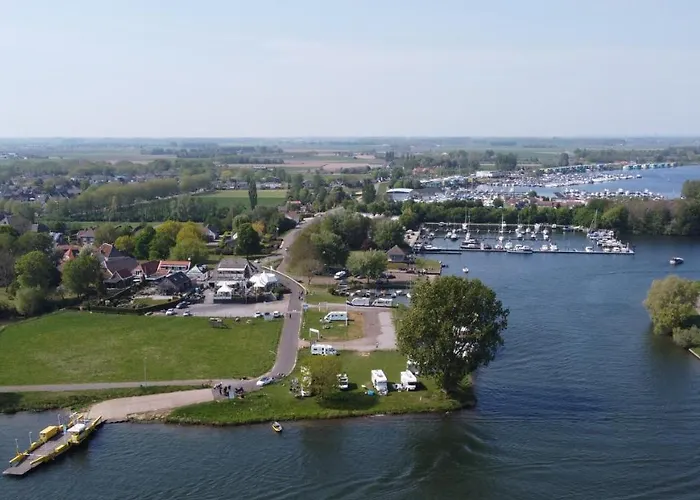 Zonnig Maasbommel. * Maasbommel