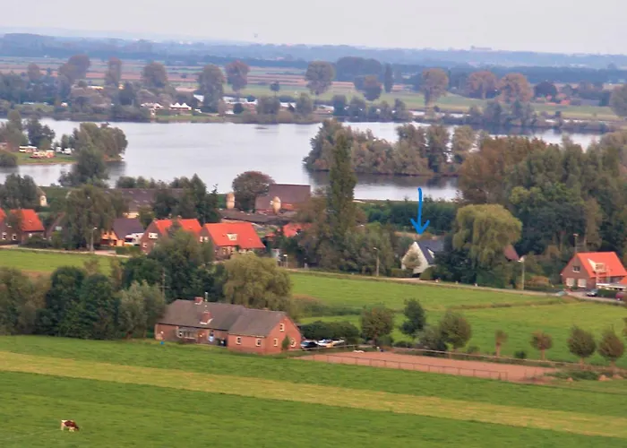 Zonnig Maasbommel. *