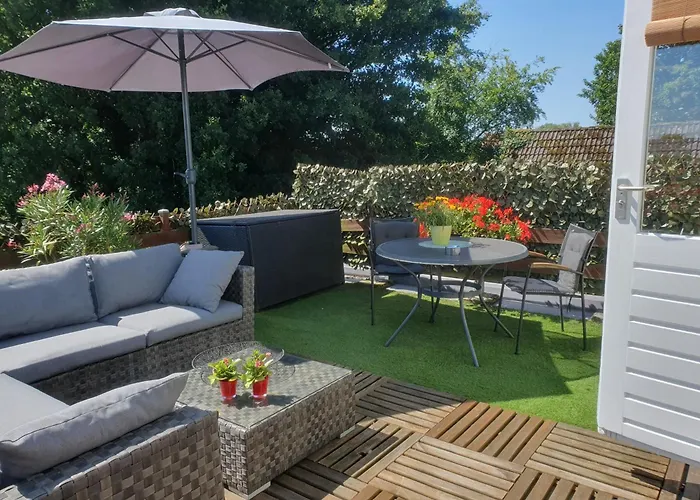 Zonnig Maasbommel. * Maasbommel