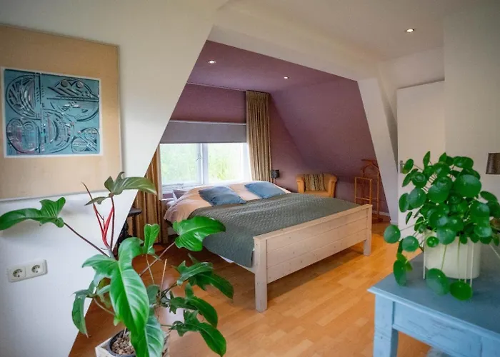 Zonnig Maasbommel. * Maasbommel