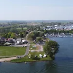 Zonnig Maasbommel. * Maasbommel